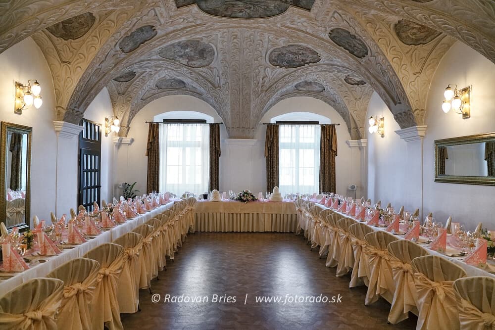 Svadobná hostina v klenutej sále s freskami