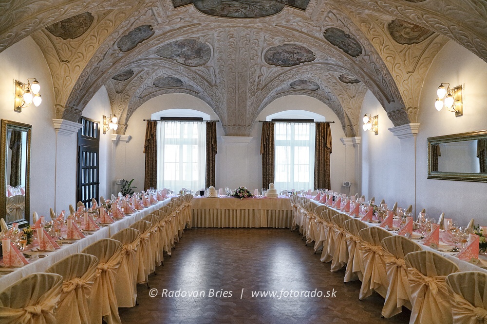 Svadobná hostina v klenutej sále s freskami